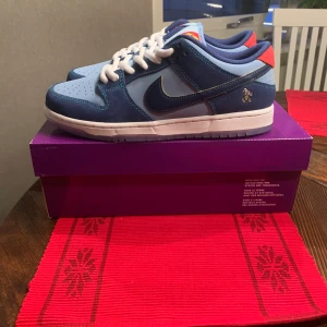 Nike dunk ”why so sad?” - Nike dunk ”why so sad?” Size 8.5/42 ❗️Cond 10/10 ds❗️ Köpta på streetlab i Malmö  ❗️2099kr inkl frakt❗️