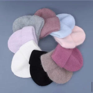 Mössor - Säljer 2 stycken härliga mössor. En ljusrosa och en ljusblå. Använder tyvärr inte dessa färgerna så hoppas att någon annan kan få användning för dem 300kr styck eller båda för 500kr💕