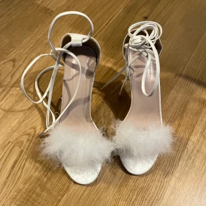 Vita klackskor - Fluffiga vita klackskor, Storlek 37. Aldrig använda! 😊