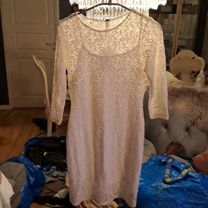 Klänning - Helt oanvänd klänning, köpt för 500 säljs för 200. Sitter fint och formande på kroppen och ger en fin figur