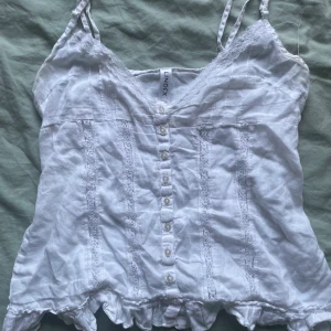 Spetslinne - Linne med spets köpt secondhand men egentligen från Lindex! Fint skick :) lite litet på mig som har s/m, bara att fråga om fler bilder 🤍