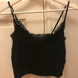 Två linnen/toppar - Ett svart linne för 25kr samt ett vitt linne för 25kr, båda i Xs. Båda kan köpas för 45kr💕 Skriv i dm