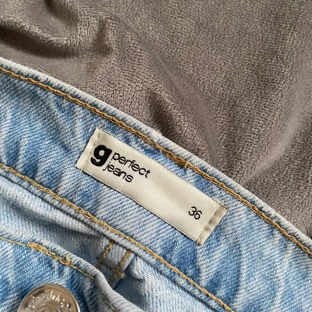 Fina jeans från gina men hål på knäna (skriv för bilder) Sitter bra på mig som är en S och 170cm. ⚡️Nypris 600kr. Jeans & Byxor.