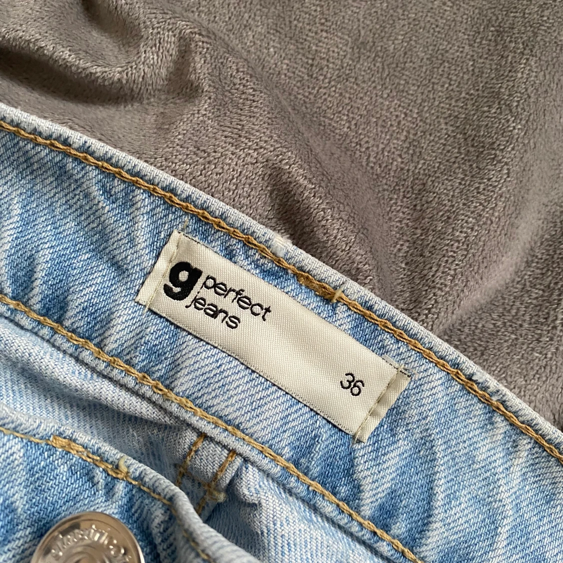 Jeans från Gina med hål på knäna - 91