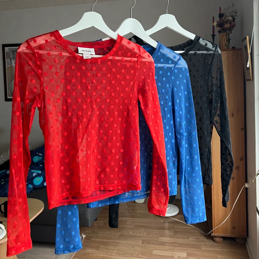 Tre stycken långärmade tröjor från Monki i 3 storlekar. Röd stl S, Blå stl M, Svart stl L.  Alla tre i fint skick. 80kr/styck ❤️💙🖤. Toppar.