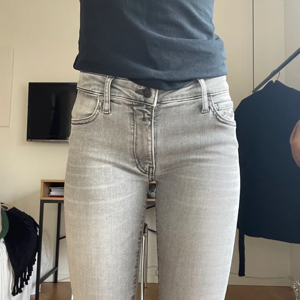 Ett par snygga gråa lågmidjade replay jeans med snygg detalj vid benslutet!. Jeans & Byxor.