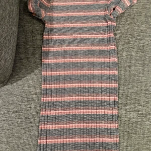 3 Klänningar  - 1. Klänning H&M 34 2. Klänning NA-KD 36 3. Klänning kort S