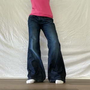  lågmidjade mörkblå jeans - Mörkblåa utsvänga jeans från esprit! midjemått  86 innebenslängd 80