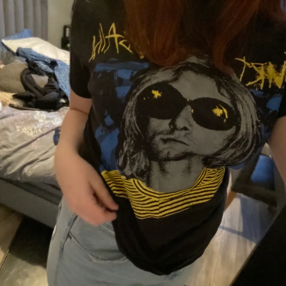 En t shirt med Kurt Cobain från carlings. T-shirts.