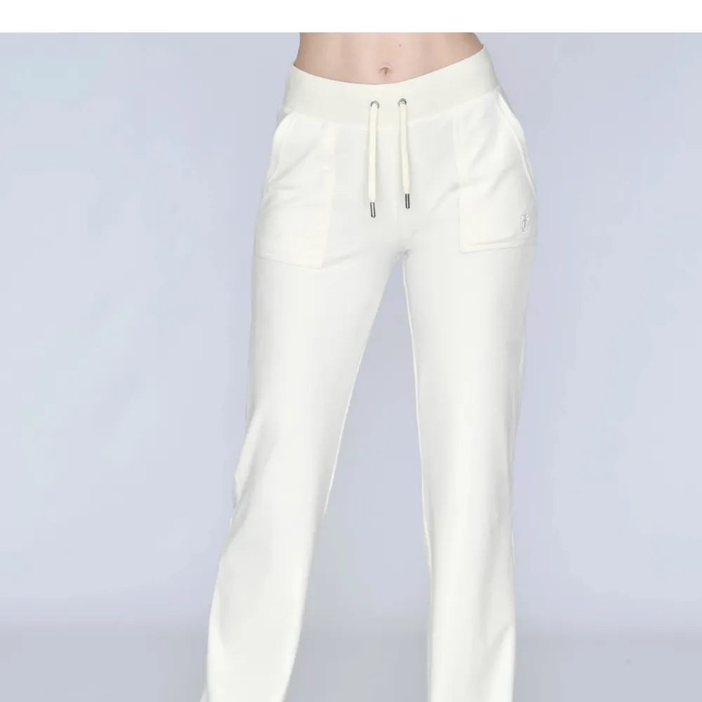 Jag säljer mina vita Juicy couture mjukisbyxor i storleken xxs, då jag inte använder dom. Har endast använt dom ca 2 gånger så dom är fräscha och i ett väldigt bra skick, inga fläckar osv. Kan mötas upp annars står köparen för frakt . Jeans & Byxor.