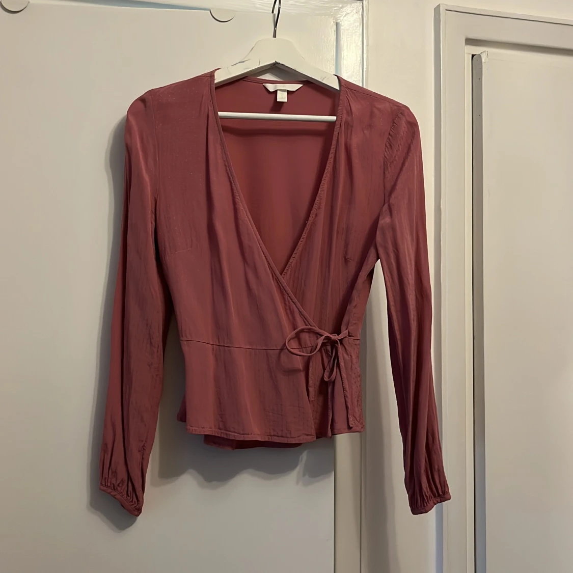 Jacuardvävd omlottblus, rosa, H&M stl.36