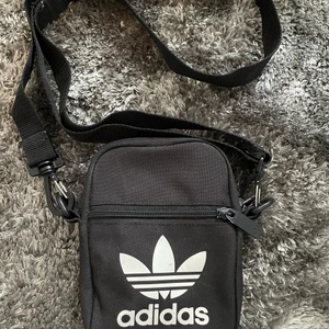 Adidas Originals - Axelremsväska  - Köpt på ASOS för 179kr. Använd några gånger. Bra skick💕