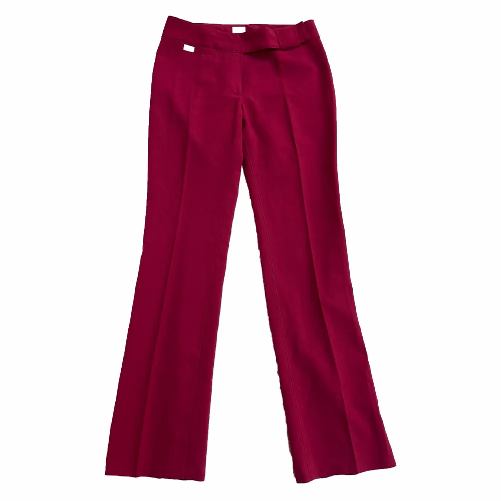 Röda byxor/kostymbyxor från miss sixty i mid waist, långa och vida ben ben och stretchigt material😍 storlek s. Jeans & Byxor.