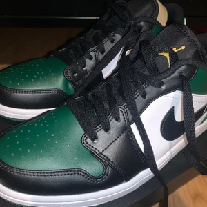 Air Jordan 1 Low Green Toe - Endast testade!                                                                     Säljs för cirka 1800 kr (utan frakt & osv) på StockX