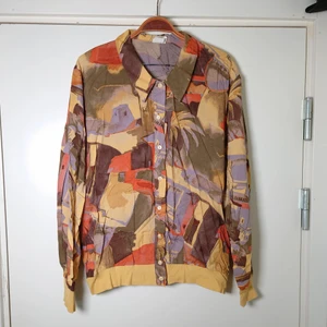 Skjorta med muddar  - Tunn vintageskjorta med gula muddar i kanterna 🌱