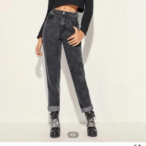 Shein svarta byxor - Knappt använda jeans i bra skick från Shein i färgen svart skriv för intresse frakten står man för