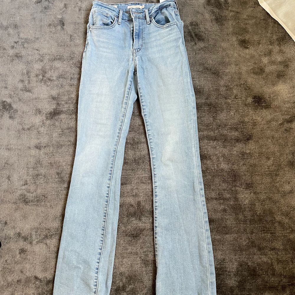 Säljer mina älskade Levis jeans då de tyvärr blivit någon centimeter för korta för mig (170cm). Kloten i butik för drygt ett år sedan för 1200kr.❤️❤️ . Jeans & Byxor.