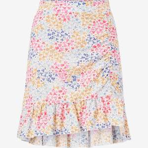 Säljer denna blommiga kjol från Gina tricot! Använd några gånger och i jättebra skick💓 Köpt för 250kr!!PRIS KAN DISKUTERAS