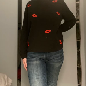 Hm polotröja  - Supercool svart polo från hm med pussmunnar på, är i storlek L 💋