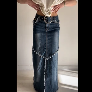 Jeanskjol med bälte - Cool vintage jeanskjol med bälte och silverdetaljer. Har stretchigt tyg så sitter superbra! Säljes pga inte kommit till användning⭐️