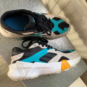 Reebok AZTREK X GIGI HADID 37,5 - Säljer nu mina reebok AZTREK X GIGI HADID då jag inte använder de längre. Jävligt sköna och har haft de många långa dagar på jobbet i butik, skön sula. Storlek 37,5 men innermått 24 cm. De är stora i storleken. Köpare står för frakt!  Nypris 1300kr
