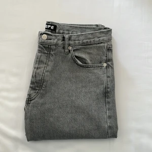 Hope Rush Denim - Hope Rush denim i bleach grey. Väldigt fint skick! Köparen står för frakten.