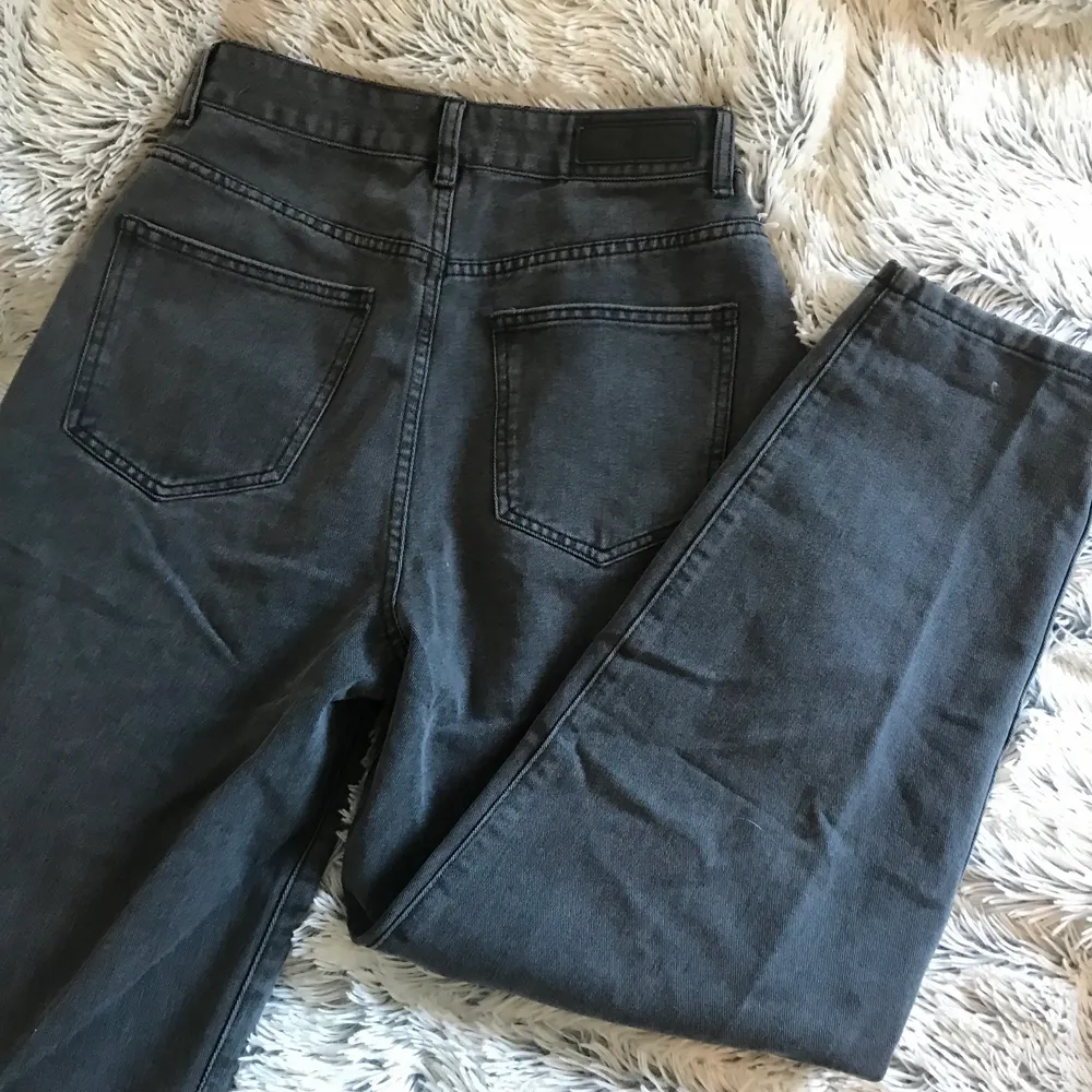 Jättesköna och mjuka baggy byxor från cotton on, aldrig använda då dem är för stora. Sitter skit snyggt antingen som låg midjan eller hög midjan. Mörk grå färg. . Jeans & Byxor.