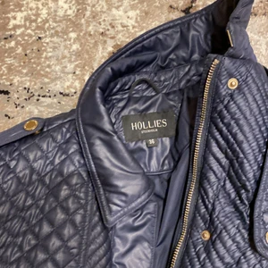 Hej jag säljer min jacka för 2500kr  - Jag använder inte jackan  nu så jag vill sälja den. Sms för mer info