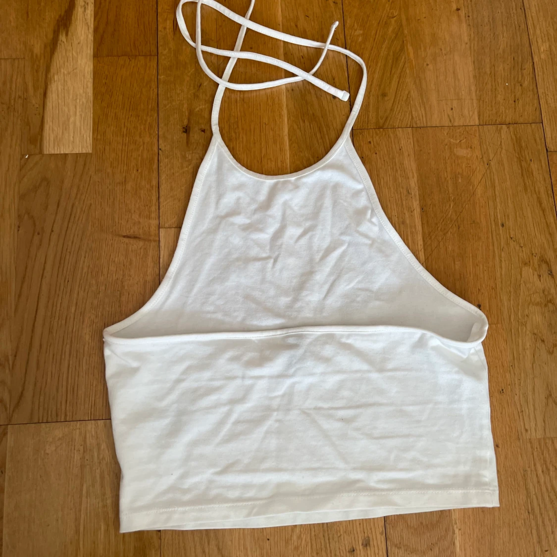 Vit topp med snören & öppenrygg strl XS - 90