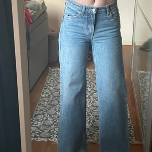 Weekday ray jeans - Mellanblå jeans från weekday i modellen ray. De är utsvängda med mellan/låg midja. Jättefina men tyvärr lite små för mig. Endast använda 1-2 ggr.