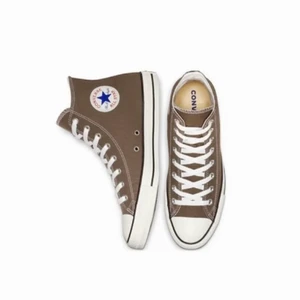 Bruna converse  - Säljer nu dessa trendiga bruna converse i storlek 36 men de kan även passa 37. Färgen är som på bilden men kan definitivt skicka fler bilder om man skulle vilja det. De ser nästan helt nya ut eftersom att de inte har blivit använda väldig mycket…. Ops! Köparen står för frakten!🤎