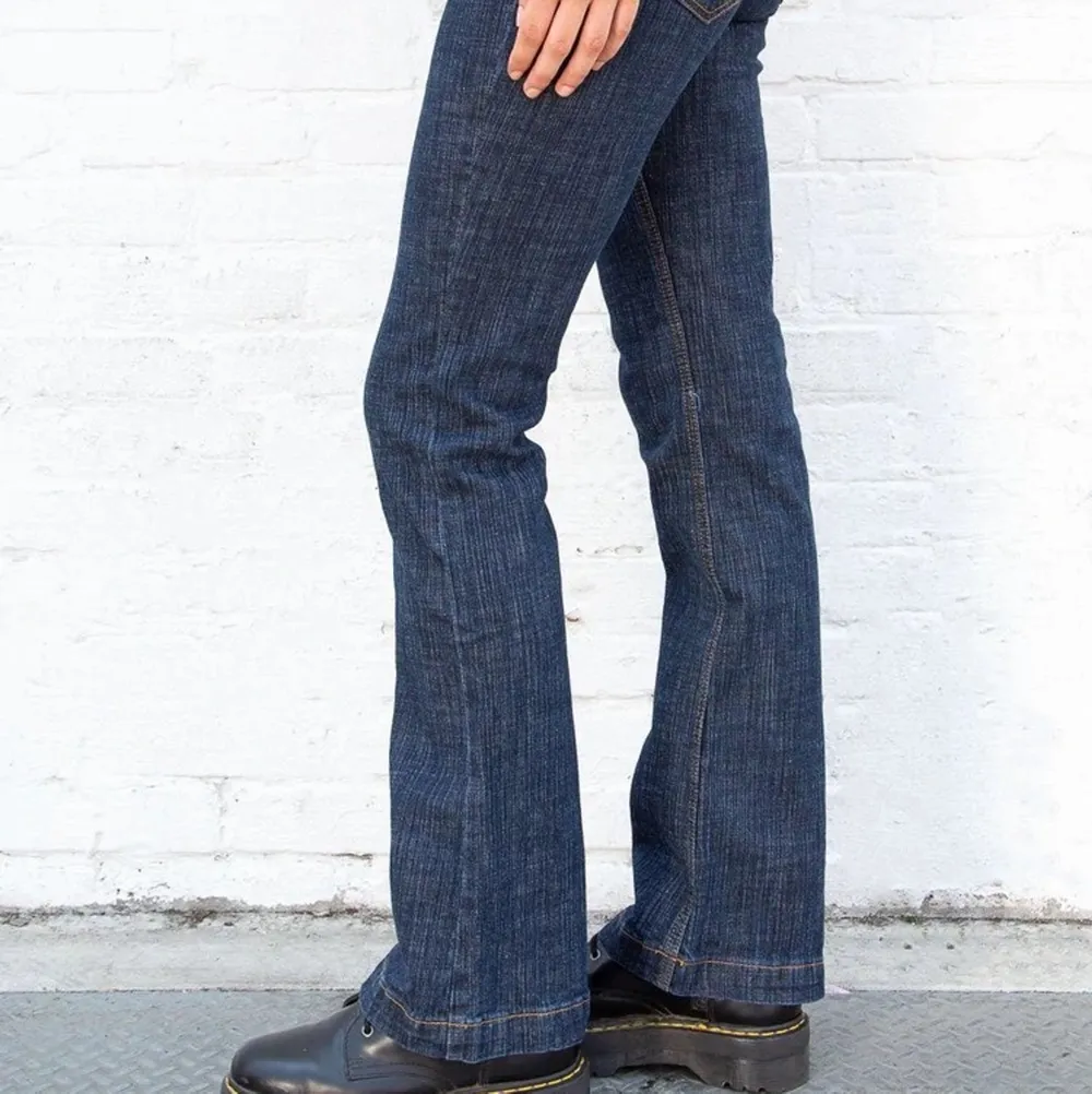 Brandy Melville low rise bootcut jeans. Skiiit snygga men tyvärr för väldigt långa på mig (156cm) . Bara andvända 2 ggr. Orginal pris 440kr men säljs för 369kr . Kontakta för fler bilder/längd/intresse/ frågor etc💓🫀. . Jeans & Byxor.