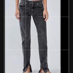 ZARA SLITS JEANS - Helt slutsålda, så snygga Zara jeans med slits. Fin färg och sparsamt använda. Däremot en liten deffekt (sista bilden). Storlek 38 men passar även 36.
