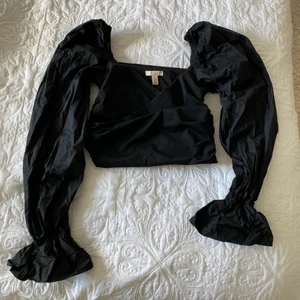 Fest topp - Festlig topp med puffiga ärmar och korsat tyg över bysten med stretchigt material!