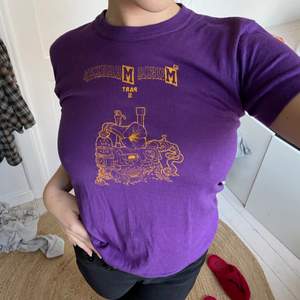 Snygg T-shirt från POP Stockholm, en vintage butik. Får tyvärr ingen användning för den. Inte säker på storleken men skulle säga S