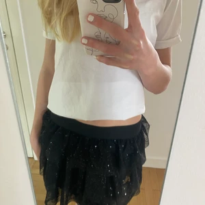 Glittrig kjol - Så fin glittrig kjol. Kan användas vid lite finare tillfällen eller till vardags. Köptes på Plick för 450 o är endast använd en gång så säljer för 300❤️