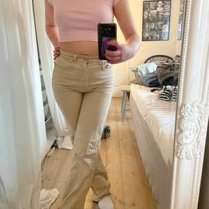 Beiga jeans, fin passform, bra kvalitet. Använda fåtal gånger. Ny pris 350kr.