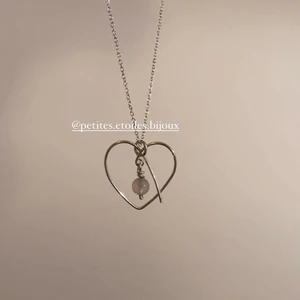 Kristall halsband<33 - Silverpläterat halsband med en hängande kristall (valfri, se bild 2). Handgjorda med alla delar i silverpläterad och nickelfri metall.🪄 | Aimée: 179kr (+frakt)💗| ☆ Äkta kristaller🔮 | ☆ Alla delar silverpläterade💍 | ☆ Nickelfritt!🧸 | ☆ Tål till stor del vatten!🛁 | EGNA BILDER!