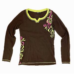 Skit cool brun tröja med rosa och gröna tryck fram och bak med rosa rinestones, passar så bra med ett par lågmidjade jeans t.ex. 😍 står strl M men motsvarar mer S