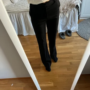 Kostymbyxor  - Säljer dessa kostymbyxor från Lindex (finona, slustsålda), då de ej kommer till användning. Nypris 399kr men säljer för 250kr exklusive frakt, kan skickas (köparen står för frakt), annars hämtas i Stockholm pris kan diskuteras. Strl 34🤍🤍 & långa i benen på mig som är runt 1,70, budgivning vid ökat intresse!!❤️