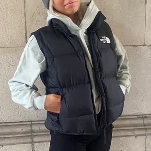 NY! - The North Face Dunväst  - Säljer min North Face dunväst.  Storlek S, använd ett fåtal gånger. Som ny! Nypris: 2500kr 