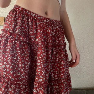 Blommig röd kjol från Shein  - Stl S, 40+ frakt