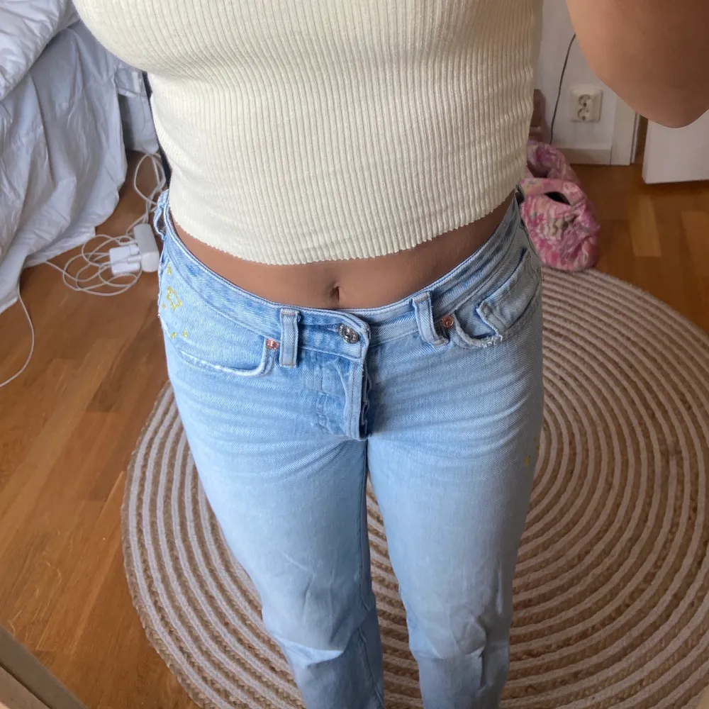 Så söta mod waist jeans med broderade stjärnor⭐️⭐️⭐️ Frakten kommer att vara spårbar💕📦 . Jeans & Byxor.