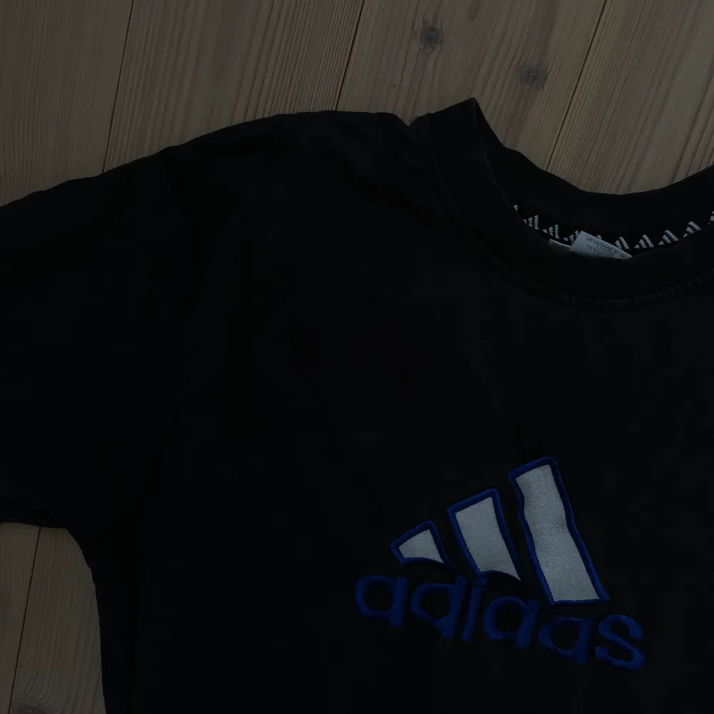 Exklusiv Adidas T-shirt som är SÅ najs! Använder tyvärr inte längre men verkligen perfekt fit enligt mig. T-shirts.