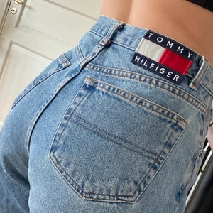 Vintage Tommy hilfiger jeans - Vintage Tommy hilfiger jeans som kan bäras både som högmidjat eller lågmidjat. Lika Levis 501:or i modell. Unika och i väldigt bra skick! 🧚🏻‍♂️💛