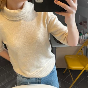 Topp från H&M🤍 - Säljer min favo tröja från H&M som är perfekt nu  till våren, nästan aldrig använt och är i super fint skick🤍🤍