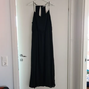 Maxiklänning - Svart maxiklänning i chiffong med underkjol