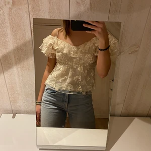 Zara topp 🤍 - Köpt för två år sen, aldrig kommit till användning då den inte passar min stil 🤍🤍