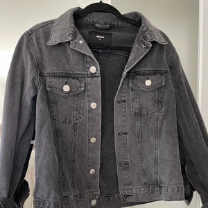 Jeansjacka - Svartgrå jeansjacka med snygg passform. 