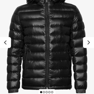 Hugo Boss Dunjacka - Hugo Boss dunjacka i fint skick, sparsamt använd.  Storlek L.  